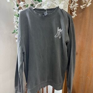 Gray Crew Neck Sweater with Relaxed Fit 🩶